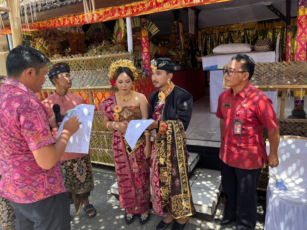 Implementasi Dalung Smartvillage Penyerahan KK Baru, Akta Perkawinan dan (KTP) Baru di Banjar Dukuh